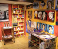Te invitamos a disfrutar la experiencia de un recorrido por las tiendas y talleres de Espacio Arte Yungay, en las que encontrarás una gran variedad de productos de artesanía, libros, pinturas, telares y tapices, fruto de la creación de nuestros artistas, en armonía con el encanto de un lugar patrimonial y autóctono