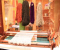 Te invitamos a disfrutar la experiencia de un recorrido por las tiendas y talleres de Espacio Arte Yungay, en las que encontrarás una gran variedad de productos de artesanía, libros, pinturas, telares y tapices, fruto de la creación de nuestros artistas, en armonía con el encanto de un lugar patrimonial y autóctono