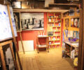 Te invitamos a disfrutar la experiencia de un recorrido por las tiendas y talleres de Espacio Arte Yungay, en las que encontrarás una gran variedad de productos de artesanía, libros, pinturas, telares y tapices, fruto de la creación de nuestros artistas, en armonía con el encanto de un lugar patrimonial y autóctono